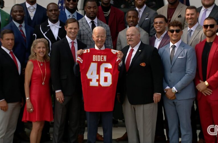 مشهد طريف يطلق موجة ضحك بين الحاضرين.. شاهد ما فعله نجم فريق كرة قدم بحضور بايدن