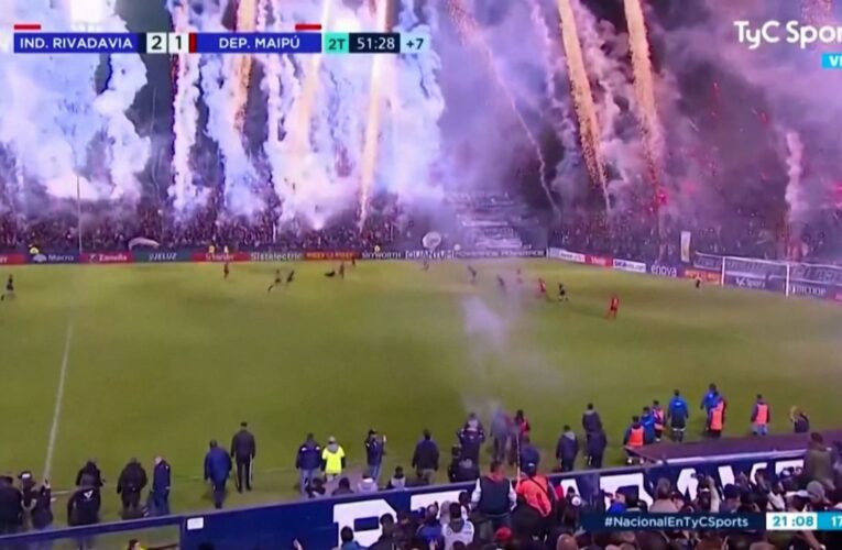 امتلأ الملعب بالدخان.. شاهد كيف احتفل مشجعو فريق بالأرجنتين قبل نهاية المباراة