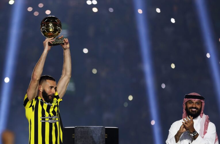 ظهور الكرة الذهبية في “الجوهرة”.. وبنزيما يردد باللهجة السعودية: “يمشي كدا… كدا”