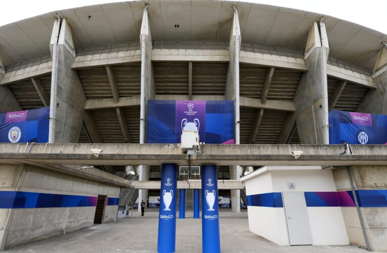 ثلاثة أطفال لاجئين سيدخلون مع حكام نهائي دوري أبطال أوروبا في إسطنبول