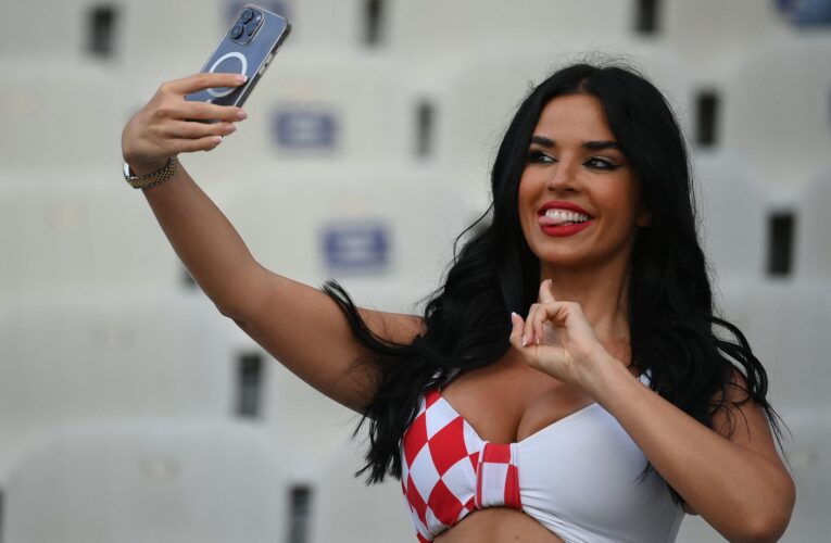 إعلامي سعودي يشعل تفاعلا بصوره له مع ملكة جمال كرواتيا السابقة ثم يحذفها بنهائي السيتي وإنتر