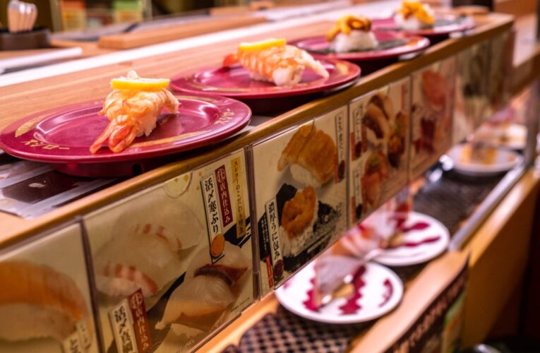 “لعق زجاجة صلصة الصويا واعتذر”.. سلسلة سوشي تقاضي طالبا وتطلب 480 ألف دولار تعويضا