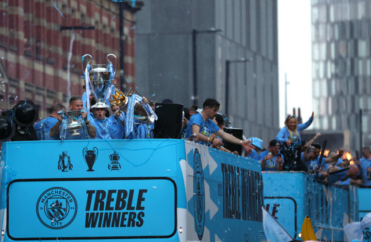 مدينة مانشستر تكتسي باللون الأزرق.. واحتفال غوارديولا يخطف الأنظار