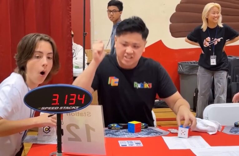 محطمًا أسرع وقت على الإطلاق.. شاهد احتفال جمهور بشاب حل مكعب روبيك في زمن قياسي