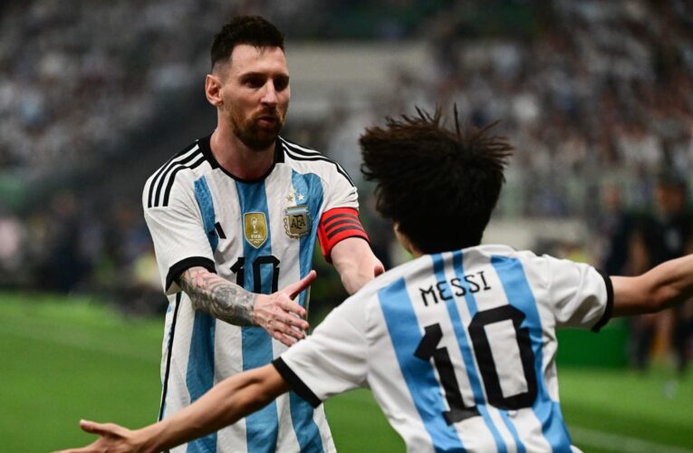 بعد اقتحامه الملعب ومعانقته ليونيل ميسي.. السلطات الصينية تفرض عقوبة على مشجع