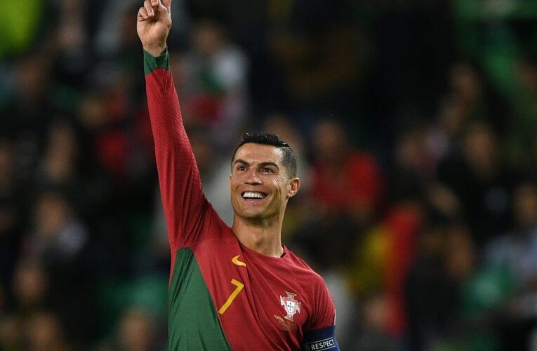 مشجع يقتحم الملعب ويحمل كريستيانو رونالدو.. ورد فعل النجم البرتغالي يثير تفاعلاً