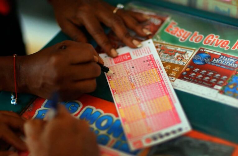 بعد عقد من المحاولات الفاشلة.. رجل يربح باليانصيب بطريقة غريبة