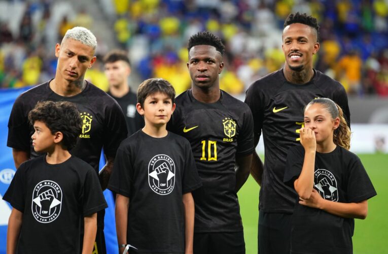 منتخب البرازيل يرتدي الزي الأسود أمام غينيا لمحاربة العنصرية.. وفينيسيوس يحمل رقم قميص بيليه