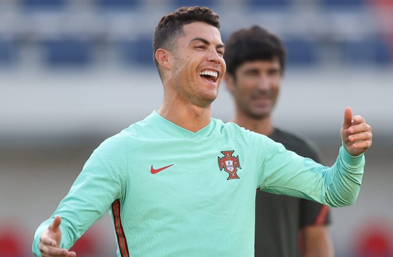 صحفي يسأل رونالدو عن اللاعب الذي يريده معه في نادي النصر.. ورد فعل النجم البرتغالي يُثير تفاعلاً