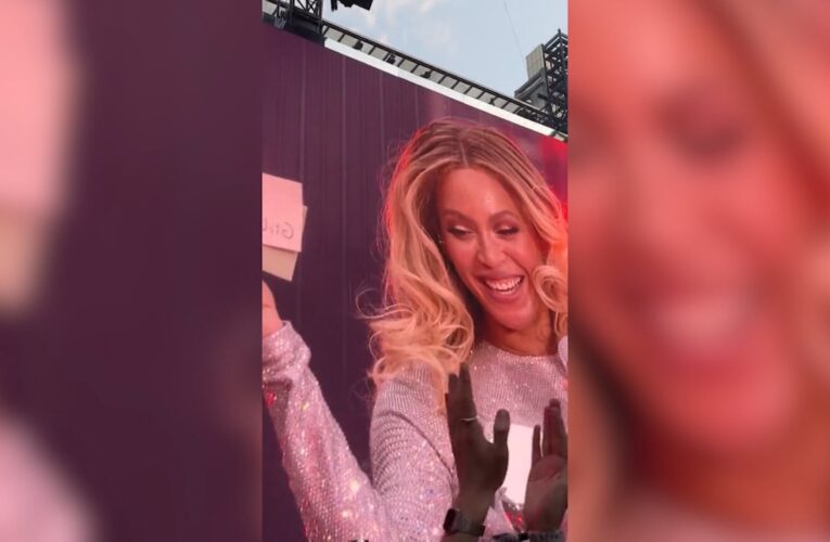 حققت حلمها.. بيونسيه تعلن جنس مولود معجبة على الملأ في حفلها الموسيقي بألمانيا