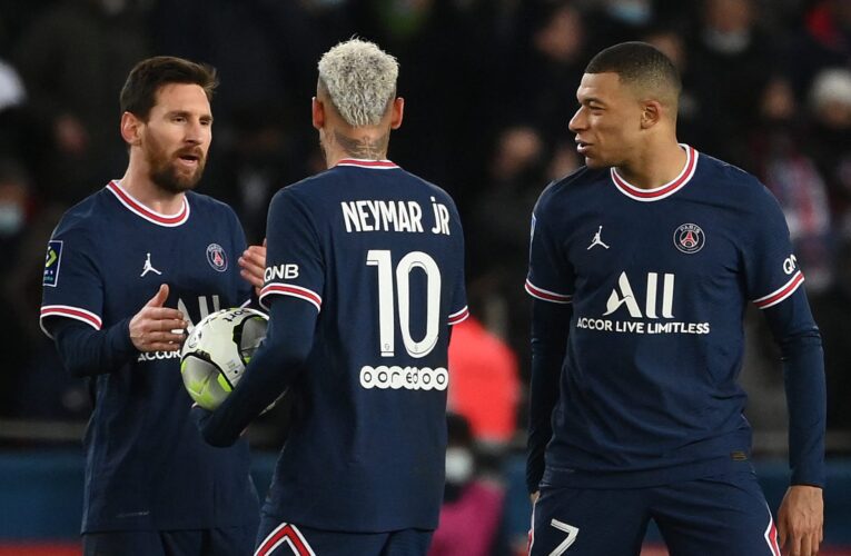 ميسي يكشف عن خلافه مع بعض جماهير باريس.. ويستشهد بمبابي ونيمار