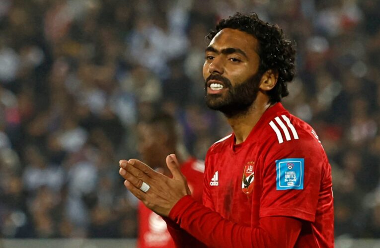 قبّل يدها.. حسين الشحات ووالدته يخطفان الأنظار خلال مراسم تجديد عقده مع نادي الأهلي