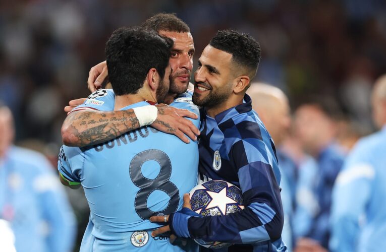 رياض محرز يمازح إيلكاي غوندوغان بعد رحيله إلى برشلونة