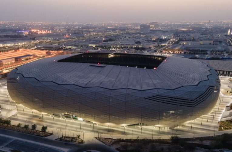 “مشهد مهيب”.. جموع غفيرة تؤدي صلاة العيد في استاد “المدينة التعليمية” المونديالي في قطر