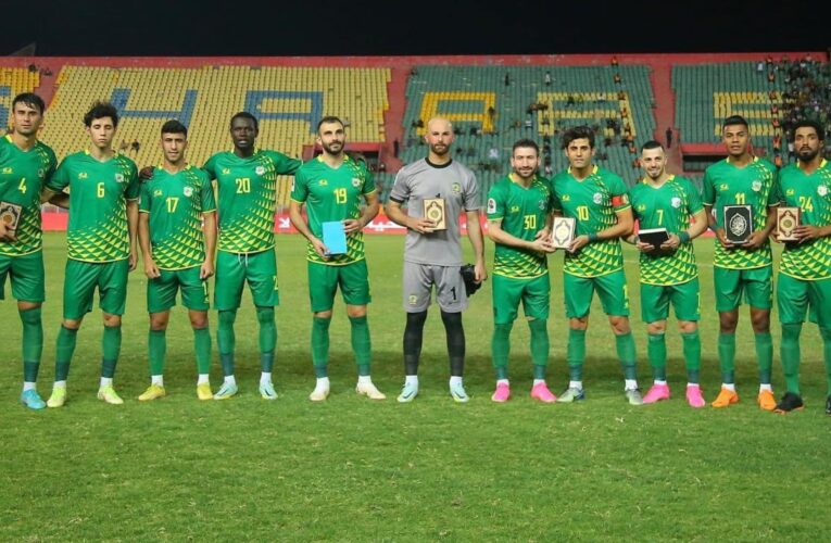 لاعبون في الدوري العراقي يثيرون تفاعلاً برفعهم نسخًا من القرآن بعد أيام من حرق نسخة منه بالسويد