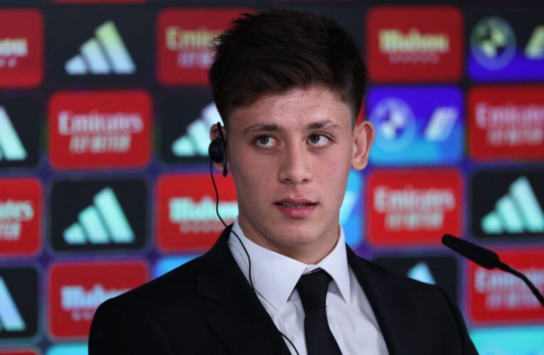 موقف “طريف” بين فلورنتينو بيريز وأردا غولر خلال تقديمه كلاعب جديد في ريال مدريد