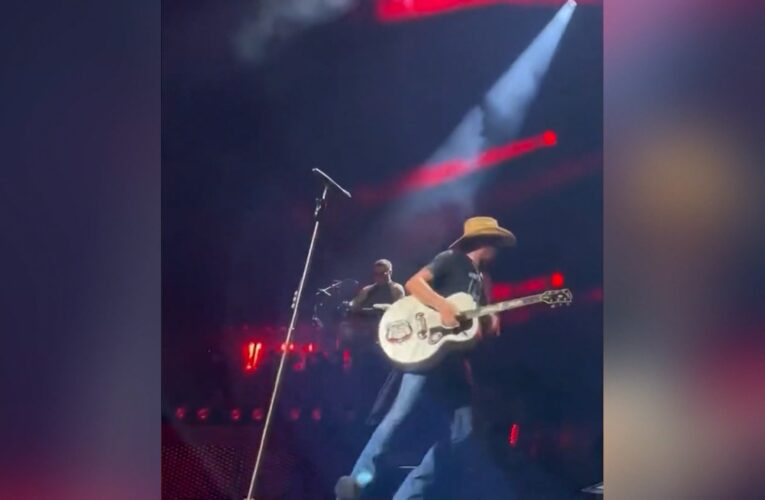 أصيب بإجهاد حراري.. مغني أمريكي يقطع عرضه الموسيقي بعد شعوره بالإرهاق