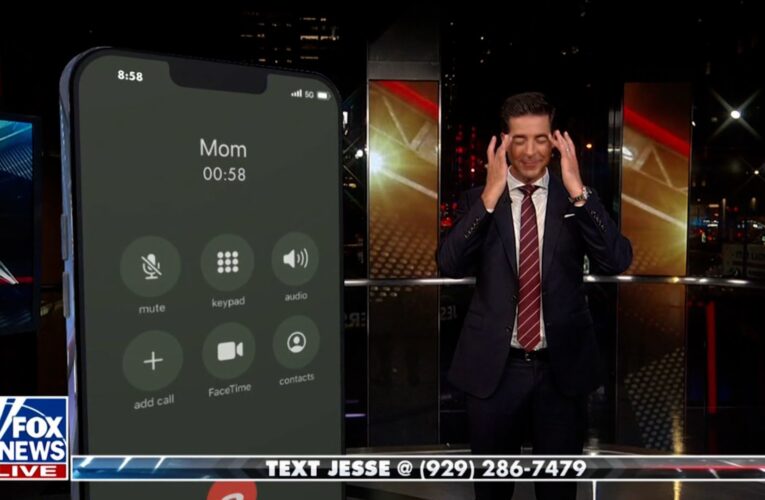 قدمت له النصائح على الهواء.. مذيع يتلقى اتصالًا من والدته خلال بث مباشر