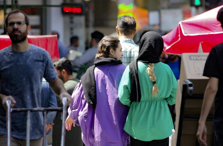 إيران تحظر مهرجانًا سينمائيًا بسبب ملصق دعائي لممثلة بلا حجاب