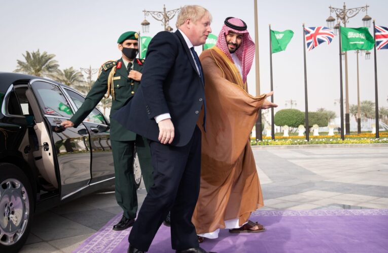 مدير مكتب محمد بن سلمان ينشر فيديو لسبب تغيير لون سجاد استقبال ضيوف الدولة الرسميين