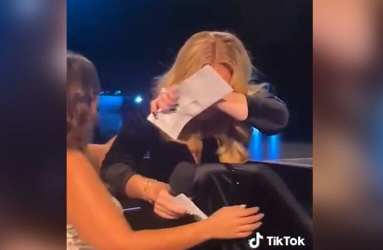 تأثرت بالحادثة.. شاهد ما الذي دفع المغنية أديل للبكاء فجأة في حفلتها الموسيقية