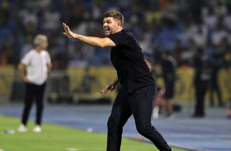 احتفال ستيفن جيرارد مع لاعبيه بعد تحقيق الفوز الثاني في الدوري السعودي يخطف الأنظار