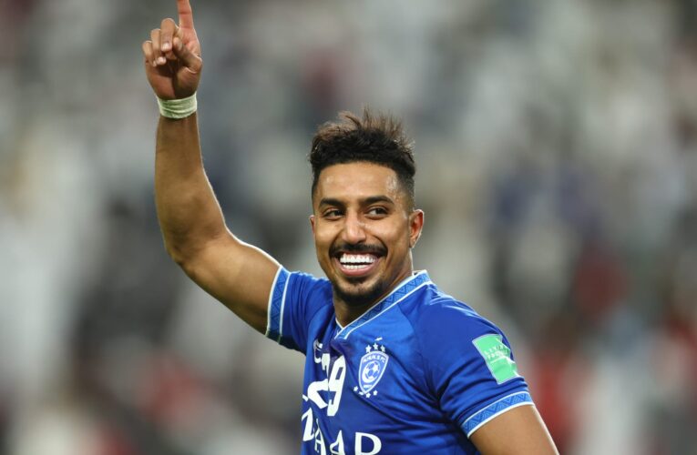 أمير سعودي يبدي رأيه بأداء سالم الدوسري مع نادي الهلال هذا الموسم.. واللاعب يرد