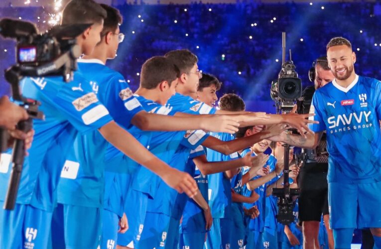 استقبال حافل لنيمار بحضور عشرات الآلاف من جماهير الهلال.. والنجم البرازيلي يعلق