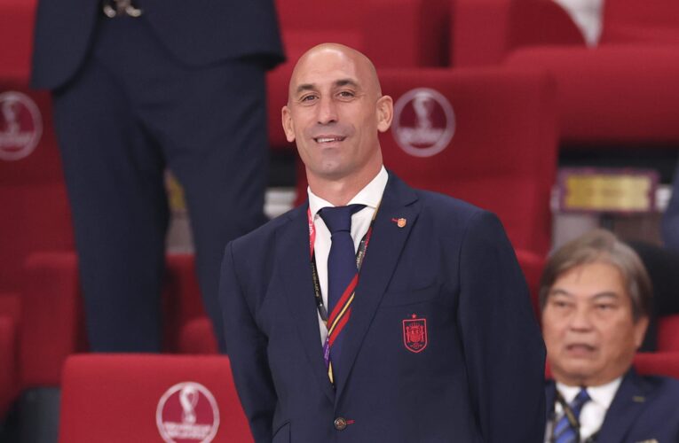 بسبب فيديو “قبلة مفاجئة على شفتي لاعبة”.. انتقادات لرئيس الاتحاد الإسباني في تتويج منتخب بلاده بمونديال السيدات