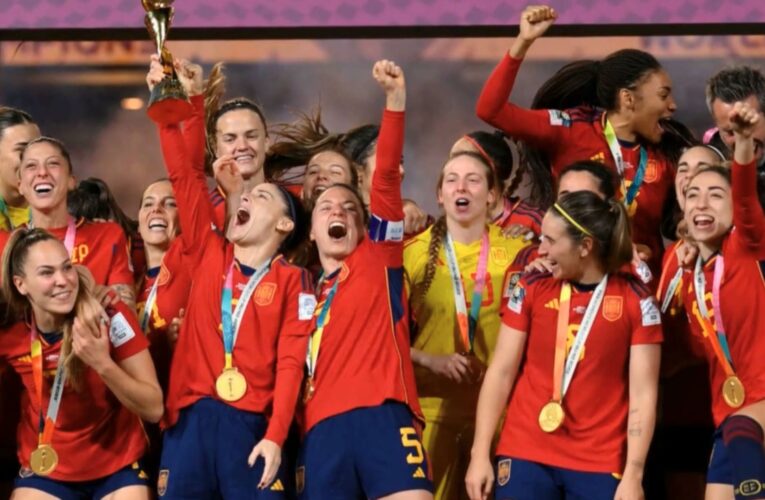 رئيس الاتحاد الإسباني يعتذر عن “قبلة المونديال” المفاجأة على شفاه لاعبة الفريق