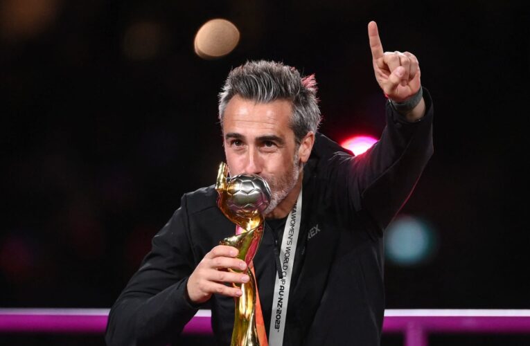 بعد جدل قُبلة رئيس الاتحاد ..تداول فيديو لمدرب منتخب إسبانيا للسيدات يلمس موظفة بشكل “غير لائق”