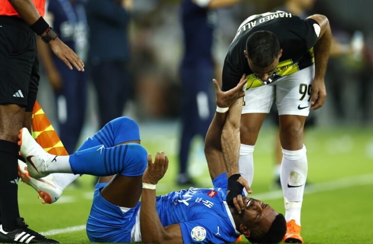 السعودية.. مشادة بين علي البليهي وحمدالله خلال مباراة الهلال واتحاد جدة