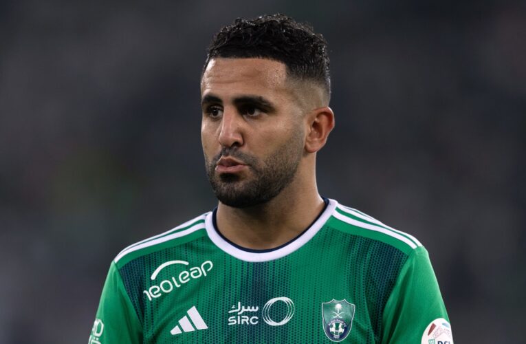 مشاجرة بين رياض محرز ولاعب الفتح خلال مباراة في الدوري السعودي