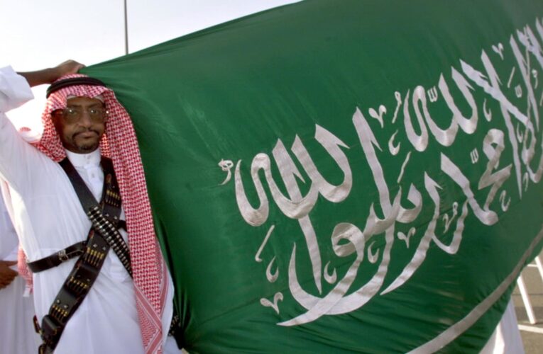 السعودية.. رد لاذع من أمير على انتقاد “شراء” المشاهير المصريين ومنهم محمد صلاح