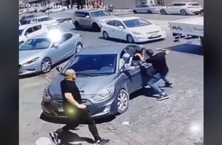 رد فعل شاب فلسطيني تثير تفاعلا بعد إنقاذه طفلة علق رأسها بزجاج سيارة