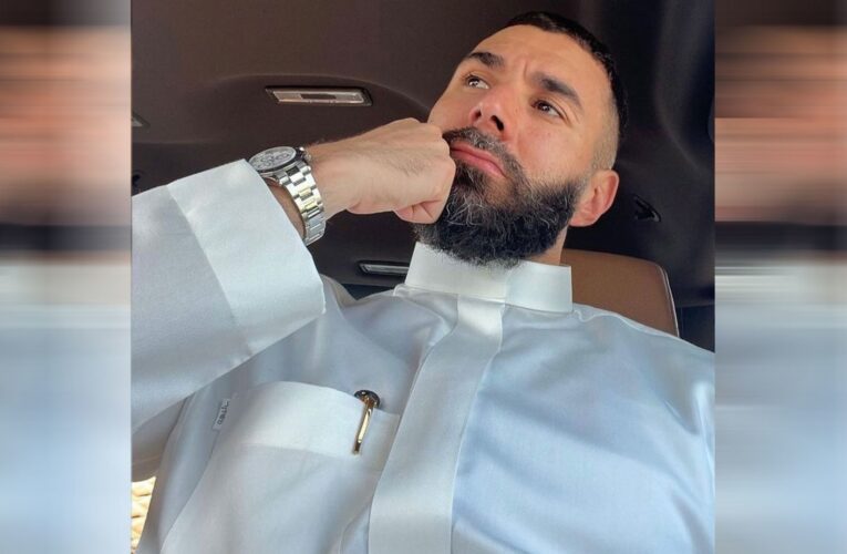 السعودية.. عمرو أديب يثير تفاعلا بمقارنة نفسه مع بنزيما بعد ارتداء الأخير الثوب