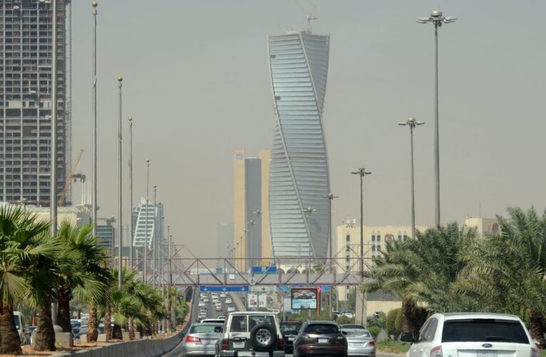 “معيب ما تفعله”.. أمير سعودي يرد على مدوّن انتقده وسط جدل “شراء” لاعبين