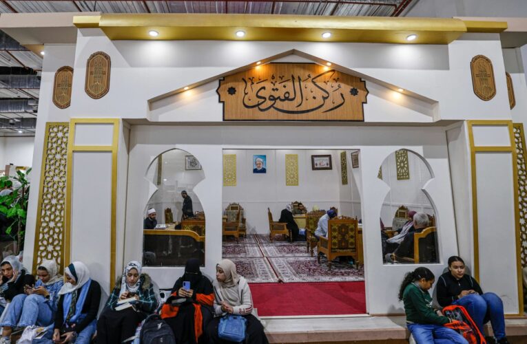 “بهتان وإثم مبين”.. إفتاء مصر تبدي رأيها في أخذ الزوج شبكة زوجته رغما عنها