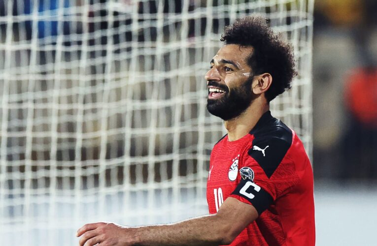 عقب مباراة مصر و”نسور قرطاج”.. عناق محمد صلاح لمهاجم منتخب تونس يخطف الأنظار