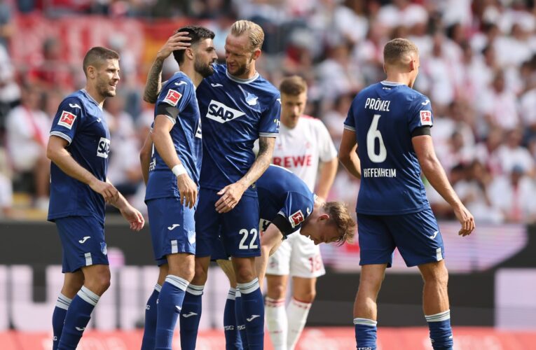 من منتصف الملعب.. هدف “عالمي” خلال مباراة في الدوري الألماني