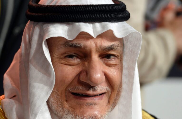 كورال سعودي يتغنى بمحمد بن سلمان في نيويورك وهكذا تفاعل الأمير تركي الفيصل ووزير الثقافة معهم