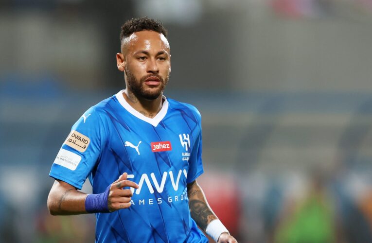 دفعه وسدد الكرة نحوه.. لقطة جدلية بين نيمار ولاعب خلال مباراة في دوري أبطال آسيا