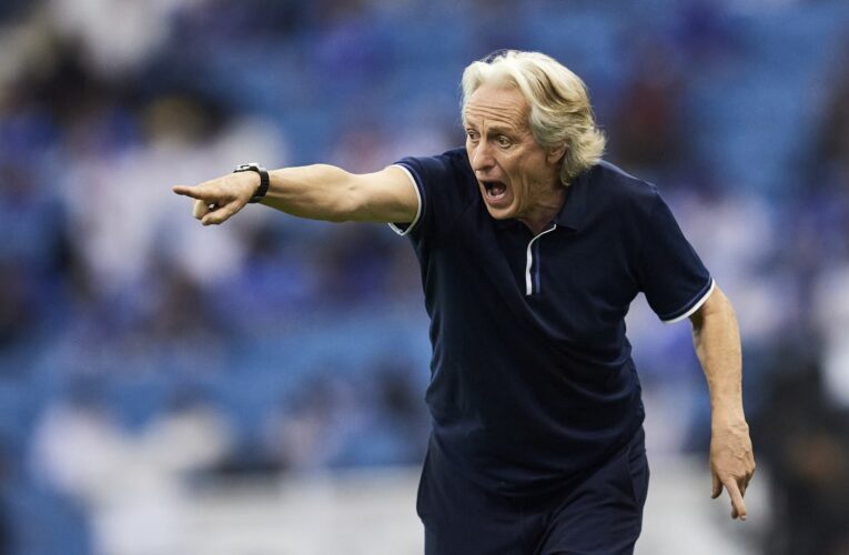 بسبب طريقة كتابة اسم مدرب الهلال.. نجم المنتخب السعودي سابقا يثير جدلا