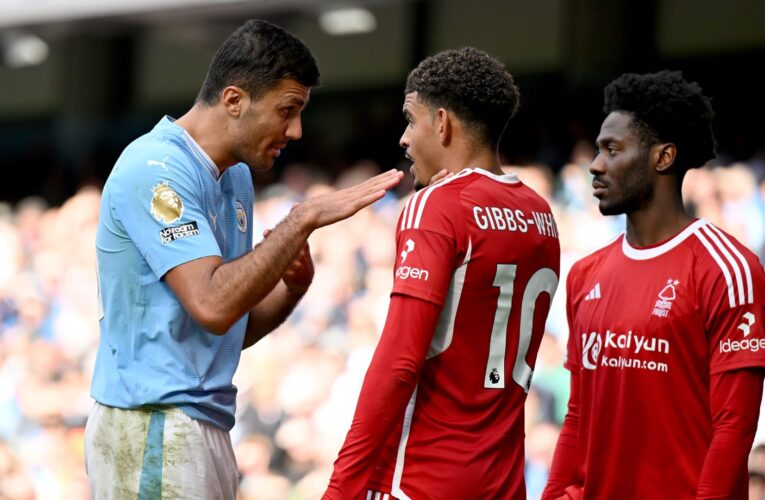 دفع منافسه وأسقطه أرضًا.. لاعب مانشستر سيتي يدخل في مشاجرة خلال مباراة بالدوري الإنجليزي