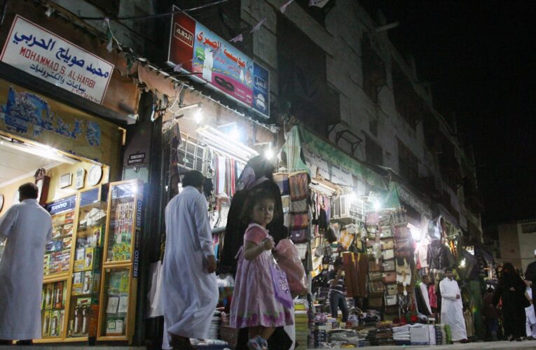 “شارك في إعداد الطعام بنفسه”.. أمير سعودي يفتتح مطعما بجدة: “الشغل شرف ما هو عيب”