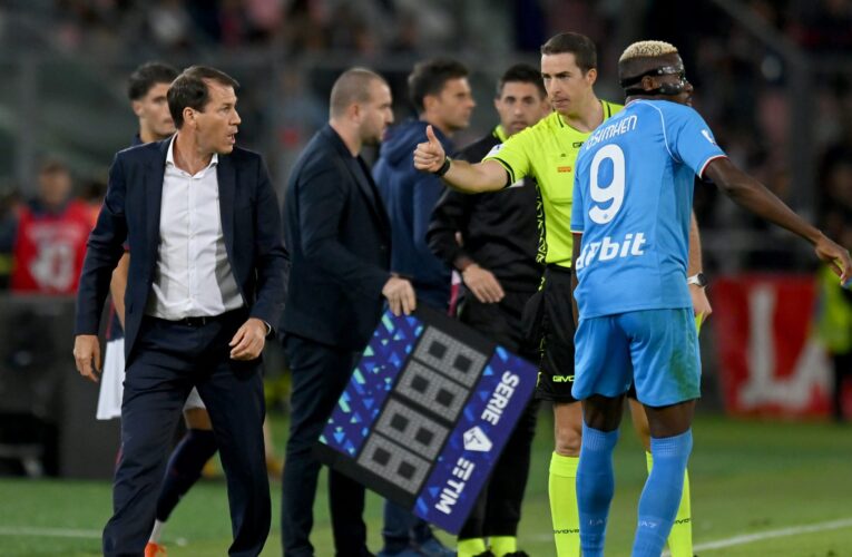 الدوري الإيطالي.. مهاجم نابولي ينفعل غضباً على مدربه لهذا السبب