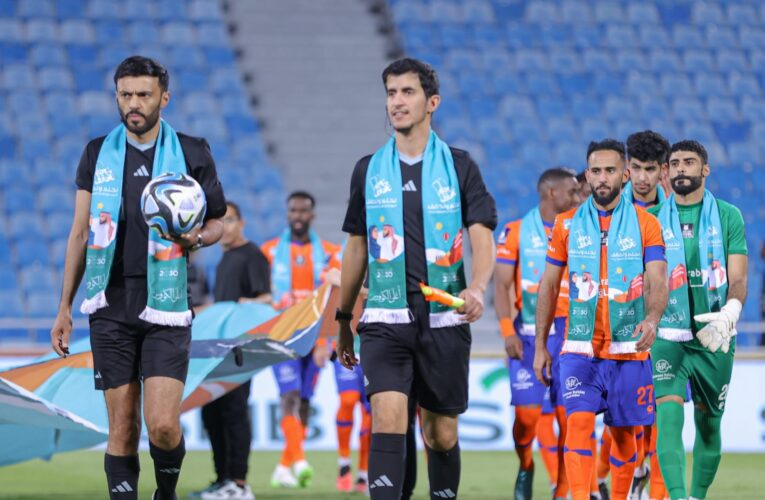السعودية.. تفاعل مع تصرف حكم مباراة الفيحاء والرياض عند رفع أذان العشاء