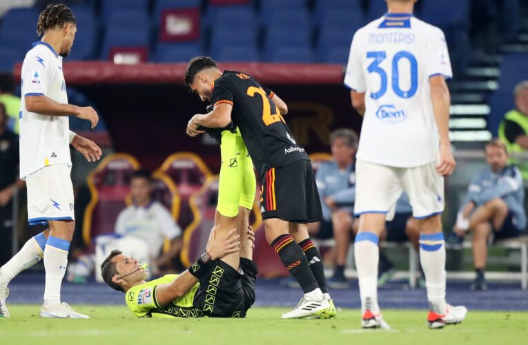 في لقطة غريبة.. لاعب جزائري لنادي روما يتسبب بإصابة الحكم ويحاول معالجته