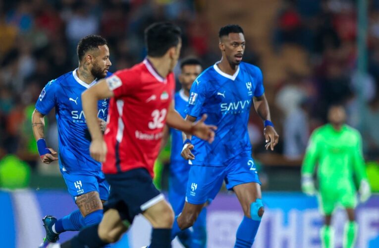 اشتباك بالأيدي بين اللاعبين خلال مباراة الهلال السعودي وناساجي الإيراني