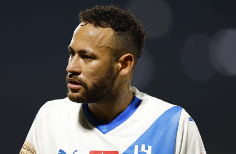 السعودية.. نيمار يتابع مباراة الهلال والأخدود بعد غيابه عنها لهذا السبب